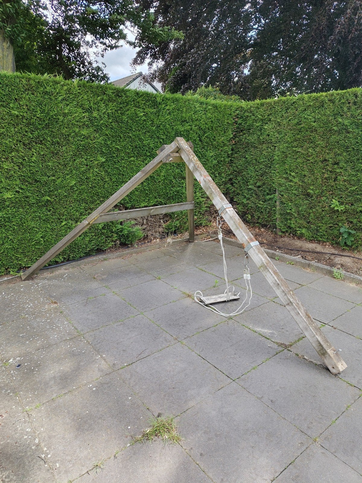 Schommel voor tegen een muur met grondankers, Ophalen of Verzenden