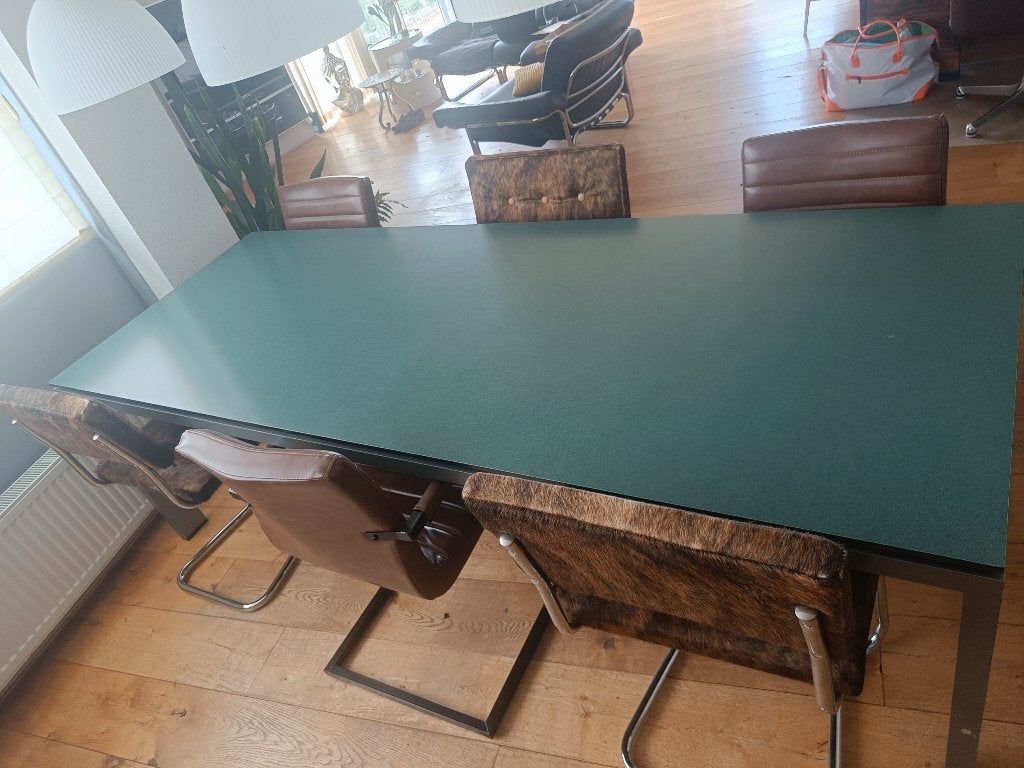 Moderne eettafel met groen bovenblad en aluminium frame, Huis en Inrichting, Tafels | Eettafels, Ophalen, Modern design, Gebruikt