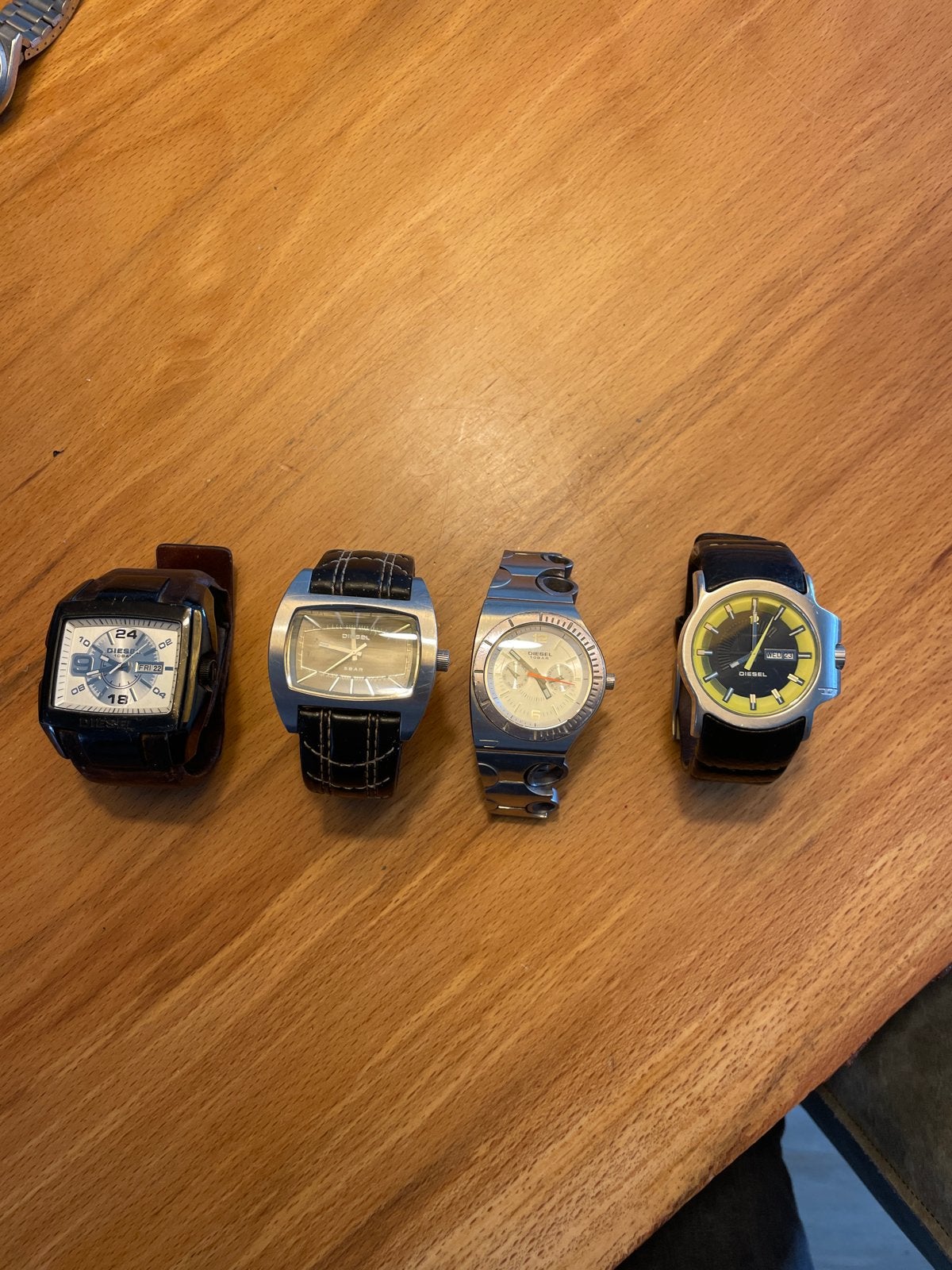 Vier gedragen Diesel horloges - bandje stuk, batterijen leeg, Sieraden, Tassen en Uiterlijk, Overige merken, Staal, Polshorloge