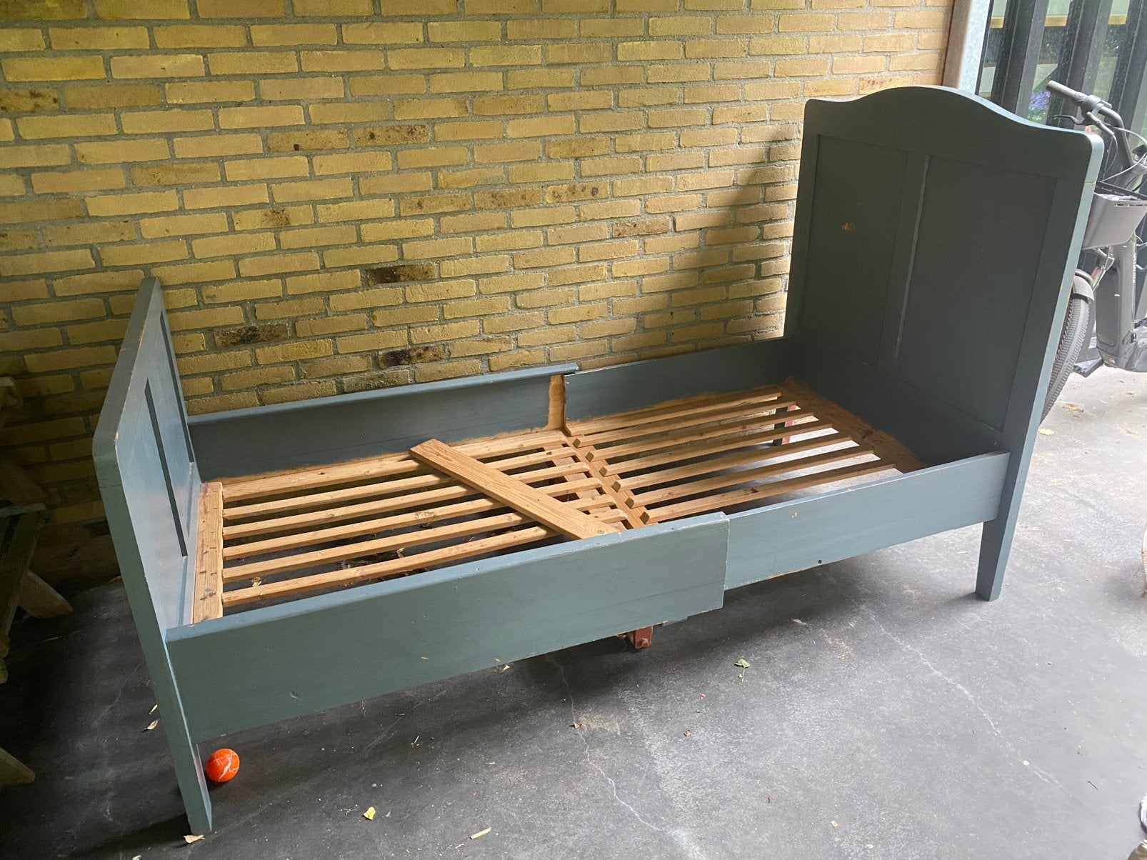 Antiek houten bed - afhalen voor 1 augustus, Ophalen