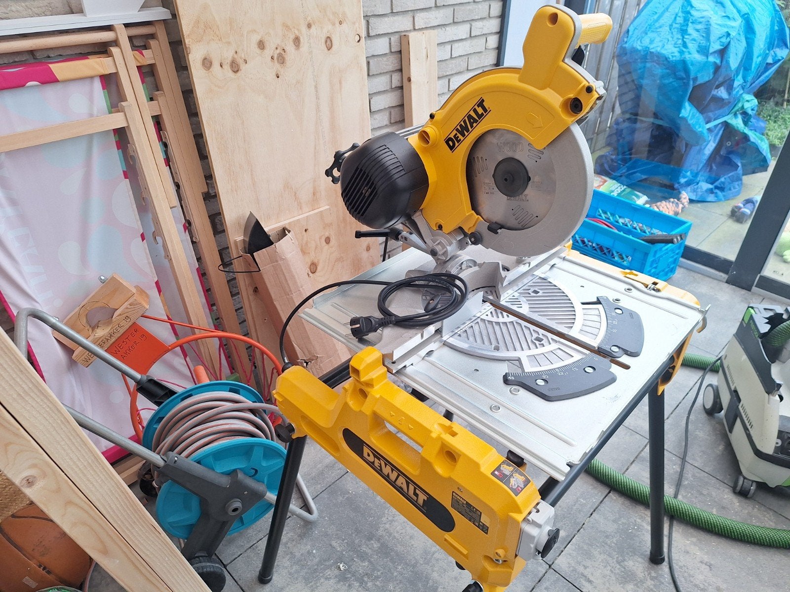 Foto 4 van deWalt afkort- en schulpzaagmachine.