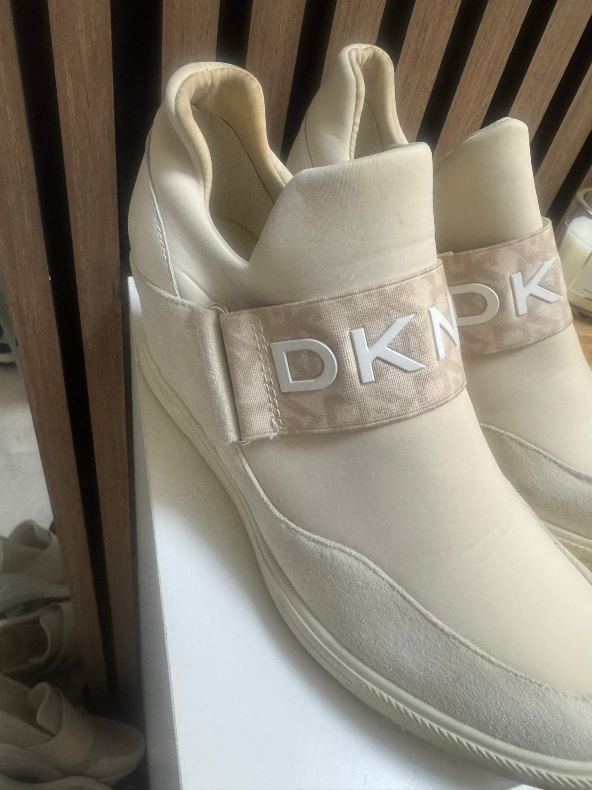 DKNY sneakers - 1x gedragen, Kleding | Dames, Ophalen of Verzenden, Zo goed als nieuw, Beige, Sneakers of Gympen
