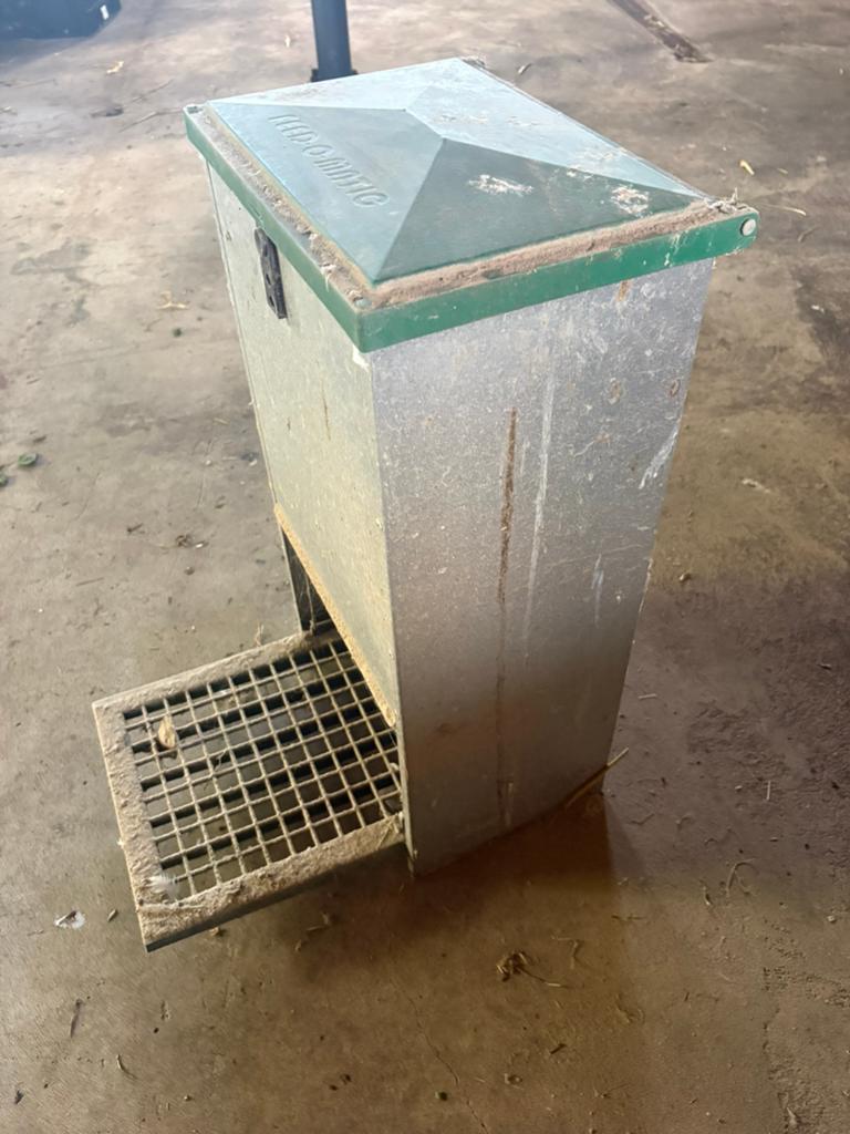 Goed werkende Feed-o-Matic kippen voerbak voor 20kg, Dieren en Toebehoren, Pluimvee | Toebehoren, Ophalen, Zo goed als nieuw, Drinken en Voederen