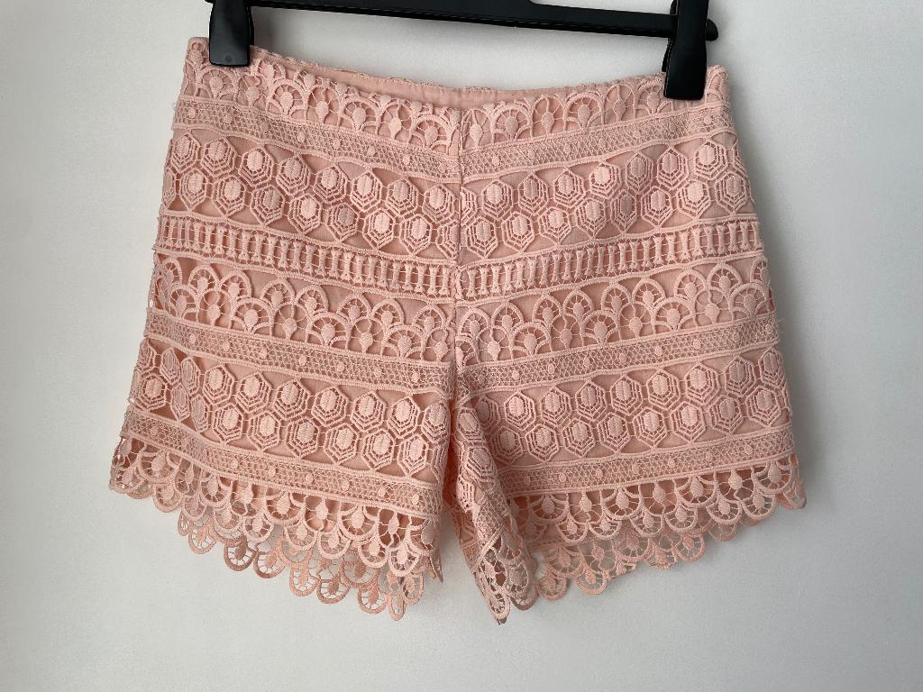 Lichtroze kanten short maat 36 / 38, Kort, Ophalen of Verzenden, Zo goed als nieuw, Roze