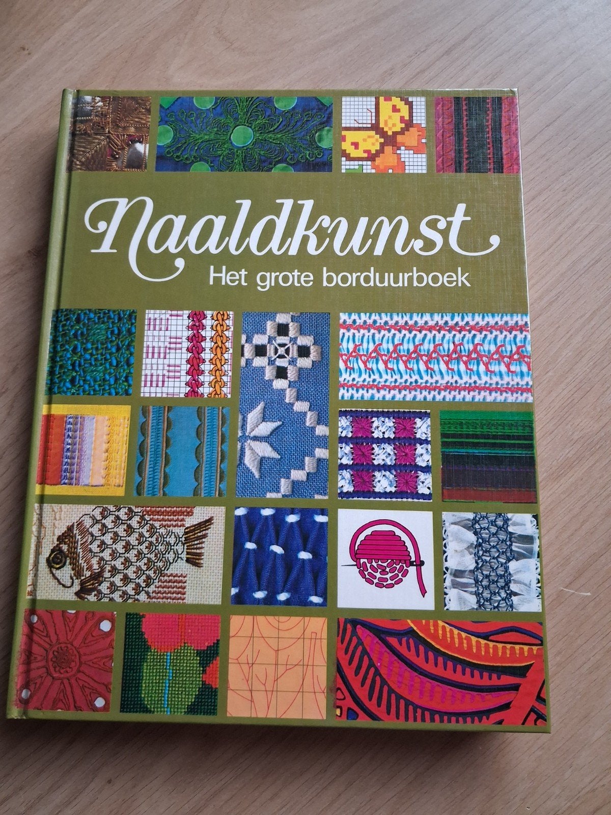 Vintage boek Naaldkunst: Het grote borduurboek, Ophalen of Verzenden, Gelezen, Borduren en Naaien