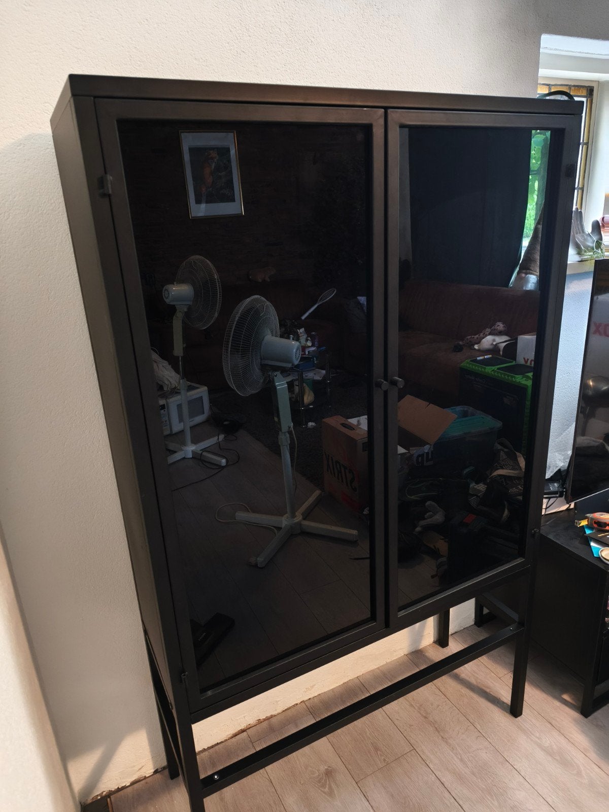 Leen Bakker kast met zwarte glazen deuren, Huis en Inrichting, Kasten | Kledingkasten, Ophalen, Met deur(en), 50 tot 100 cm, Zo goed als nieuw
