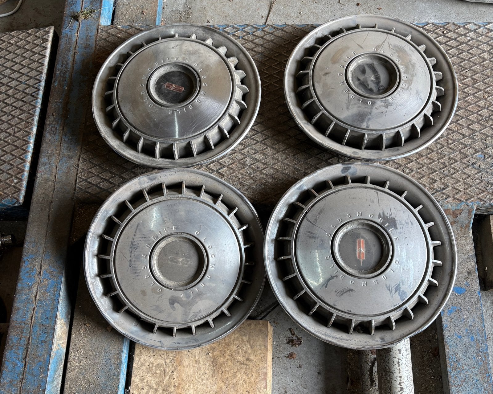 4x Originele Oldsmobile Delta wieldoppen 1967, Auto diversen, Wieldoppen, Gebruikt, Ophalen of Verzenden, X, X