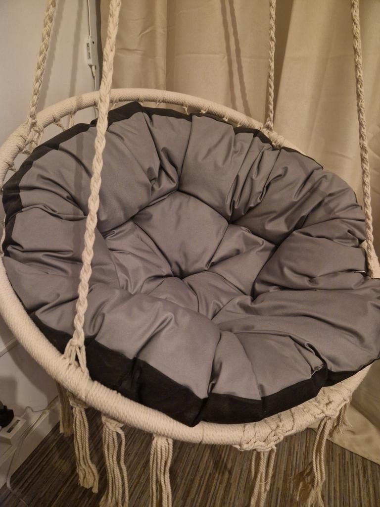 Hangstoel beige mét grijs/zwart kussen, Ophalen, Binnen