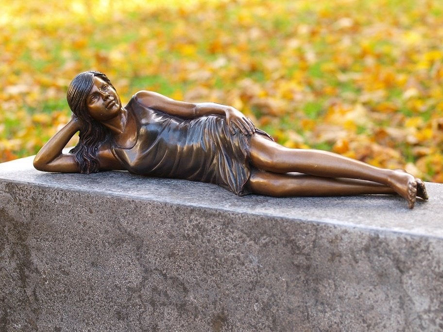 bronzen beeld / liggende VROUW /nieuw