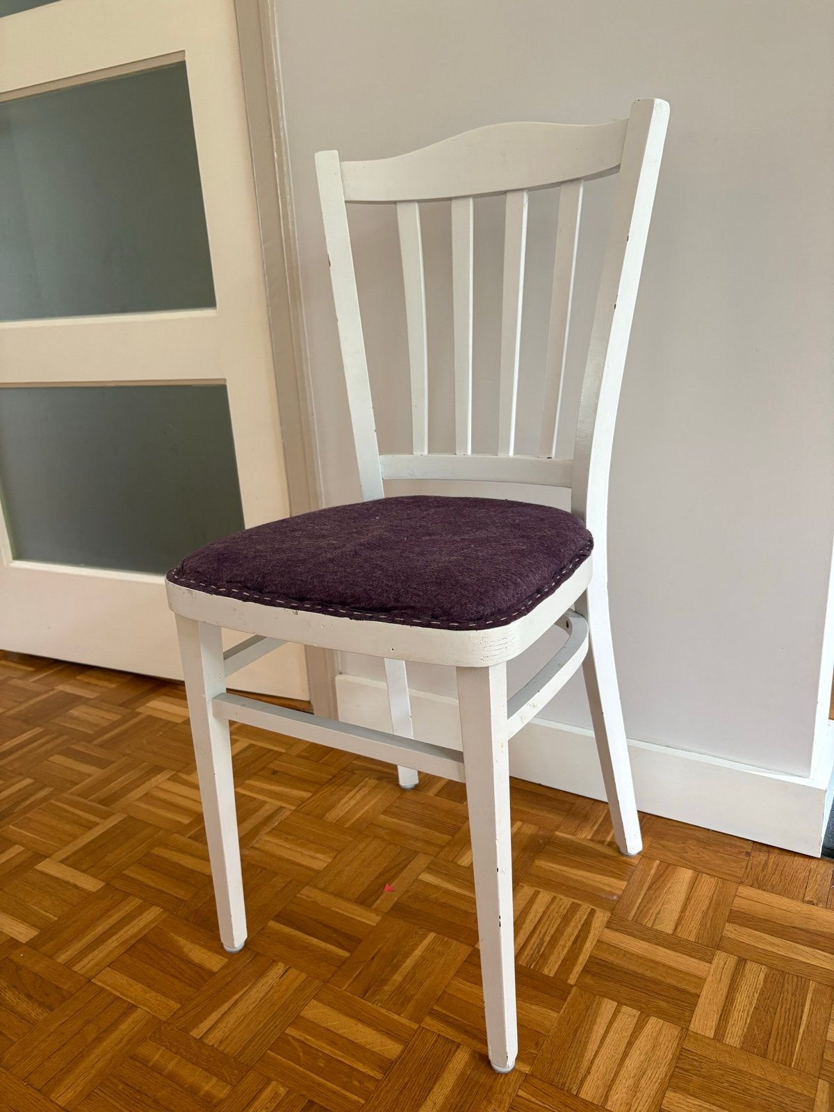 Witte stoel met paarse vilten bekleding, Ophalen, Gebruikt, Overige kleuren, Eén