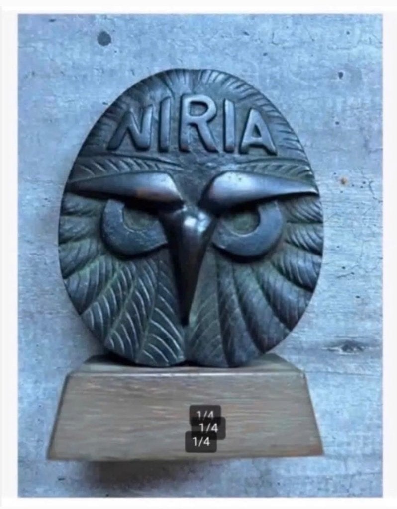 Zwaar bronzen beeld NIRIA houten voet, Ophalen of Verzenden