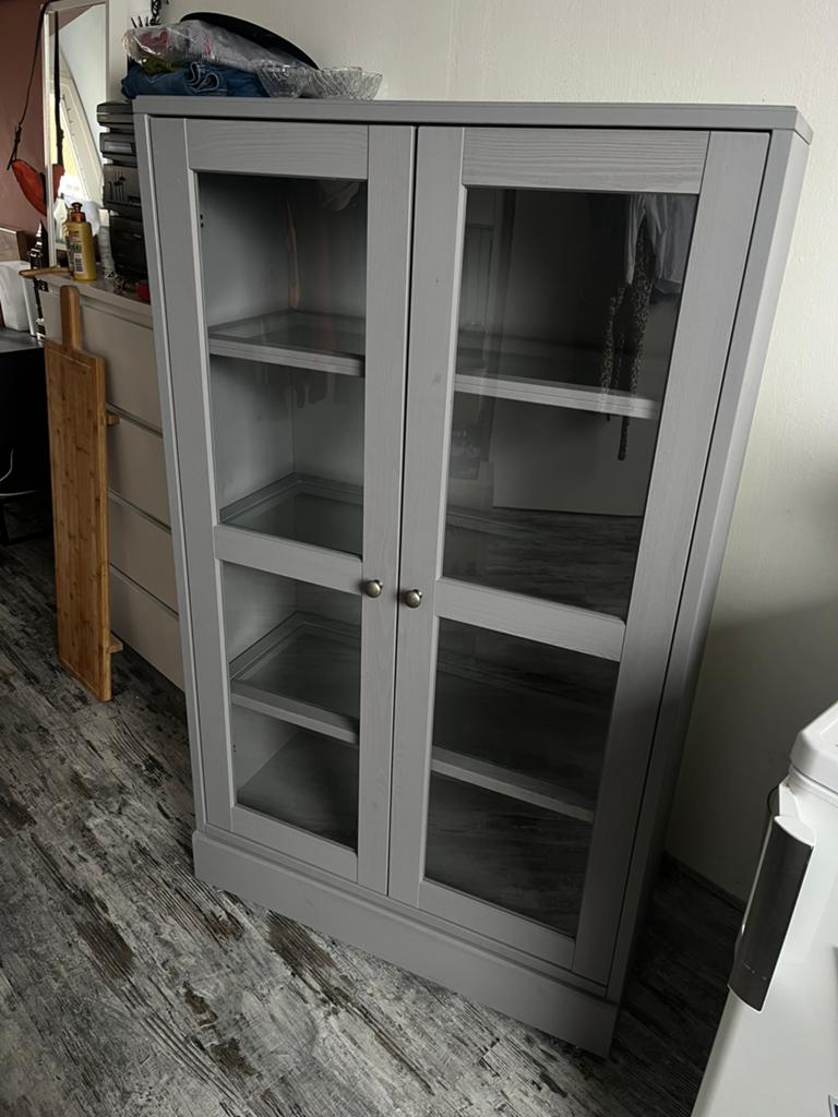 Vitrinekast havsta grijs, Huis en Inrichting, Kasten | Vitrinekasten, Ophalen, Met deur(en), 50 tot 100 cm, Zo goed als nieuw