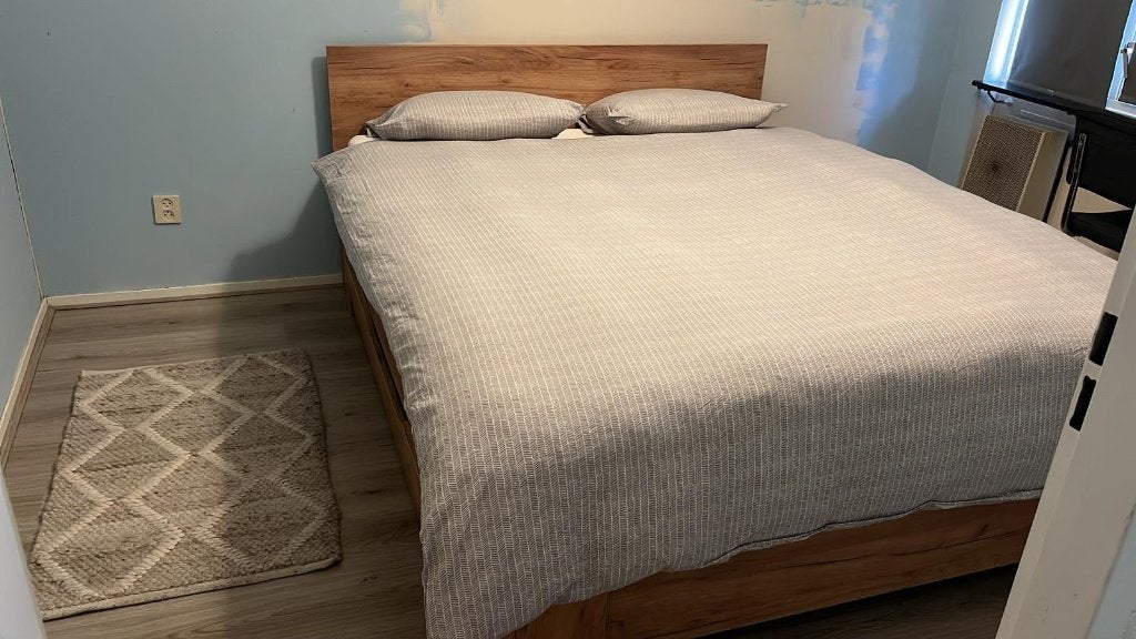 Tweepersoonsbed met houten frame, hoofdbord en matras, Ophalen, Gebruikt, Bruin, Tweepersoons