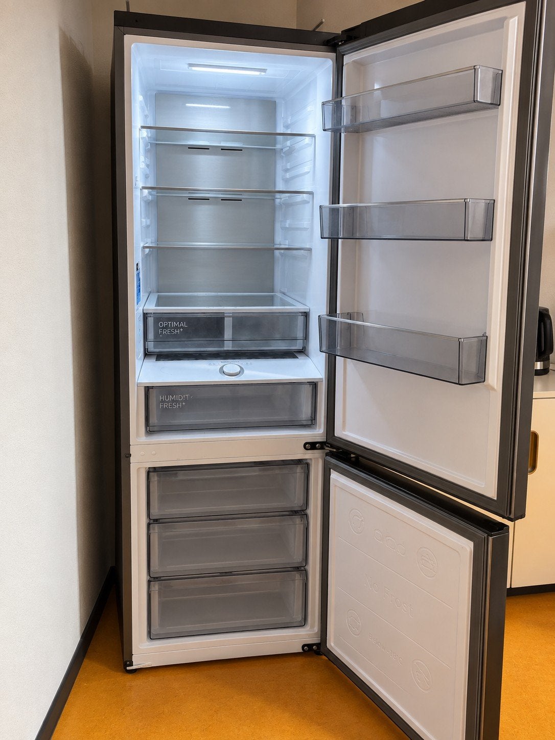 Foto 4 van Samsung RB38T705CB1 Koel-vriescombinatie - Graphite/Black