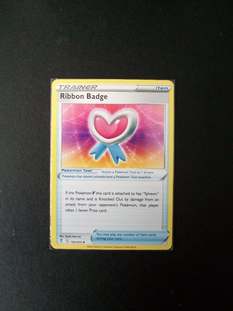 3373: Nieuwe Pokemon Kaart Trainer RIBBON BADGE (155/203), Verzenden, Nieuw, Losse kaart