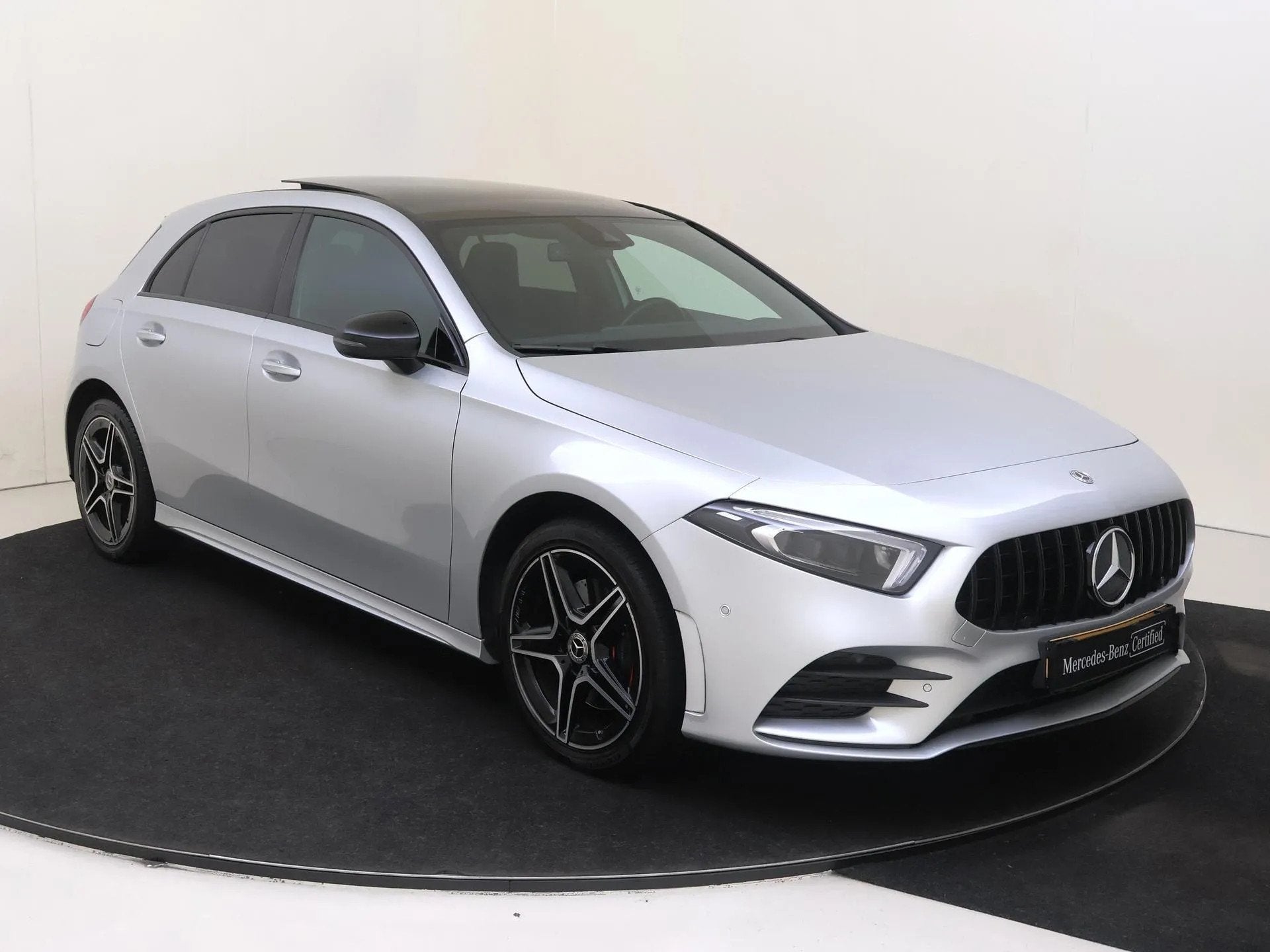 Mercedes-Benz A-Klasse 250 e Premium Plus (bj 2022), Gebruikt, Bedrijf, Hybride Elektrisch/Benzine, 1600 kg