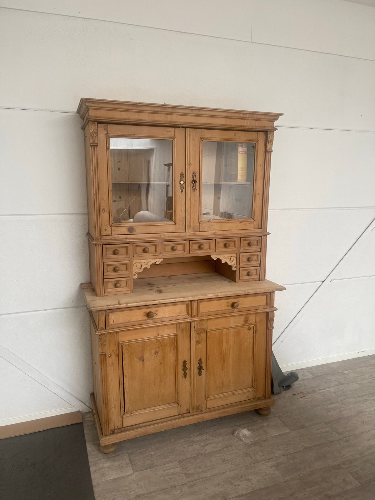 Antieke Geloogde Grenen Buffetkast met Vitrine en Lades, Huis en Inrichting, Ophalen, Gebruikt, 100 tot 150 cm, Met lade(s)