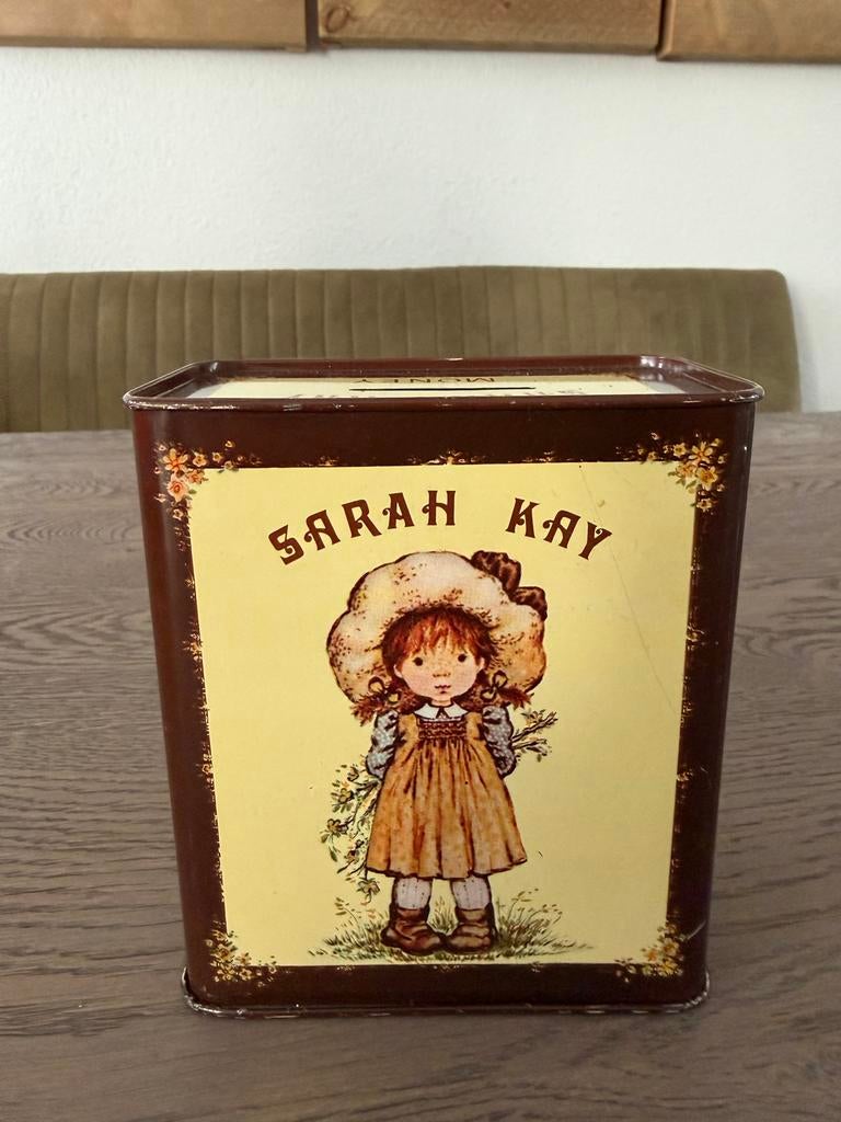 Sarah Kay spaarpot blik vintage, Verzamelen, Spaarpotten, Ophalen of Verzenden, Gebruikt, Metaal of Blik, Strip- of Tekenfilmfiguur