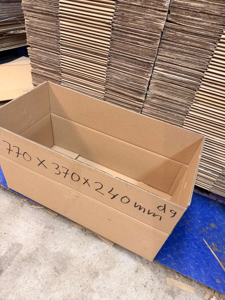 Sterke dubbelgolf dozen 77x37x24 cm - Zo goed als nieuw, Doe-het-zelf en Verbouw, Kratten en Dozen, Zo goed als nieuw, Doos, 75 tot 100 cm