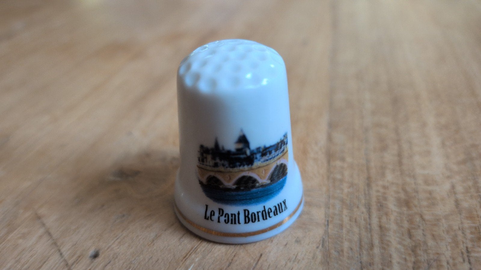 Vingerhoedje 'Le Pont Bordeaux' - Porselein, Reliëf, Ophalen of Verzenden, Zo goed als nieuw, Buitenland