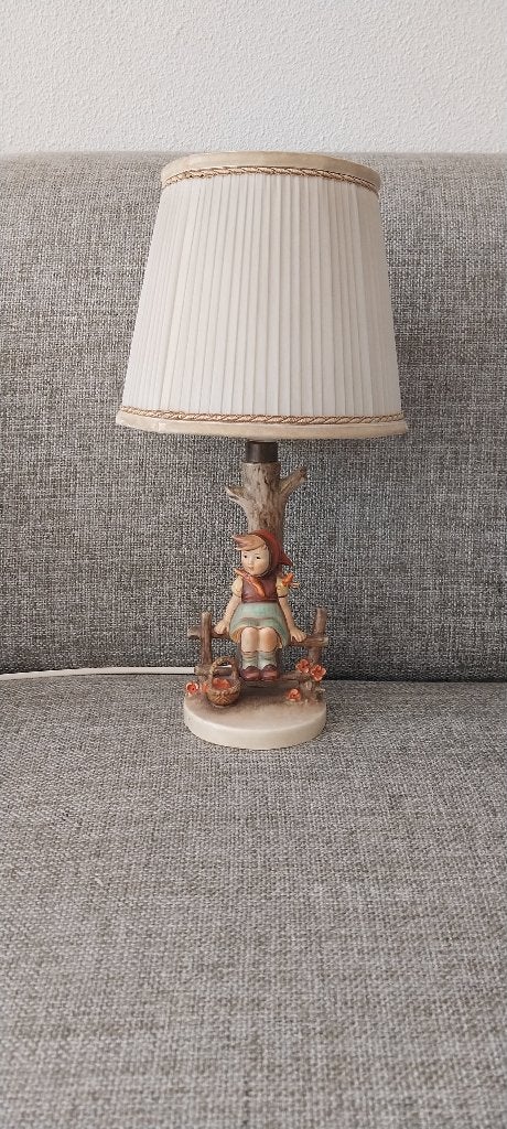 Hummel Goebel lampje "Just resting" meisje op het hek., Ophalen