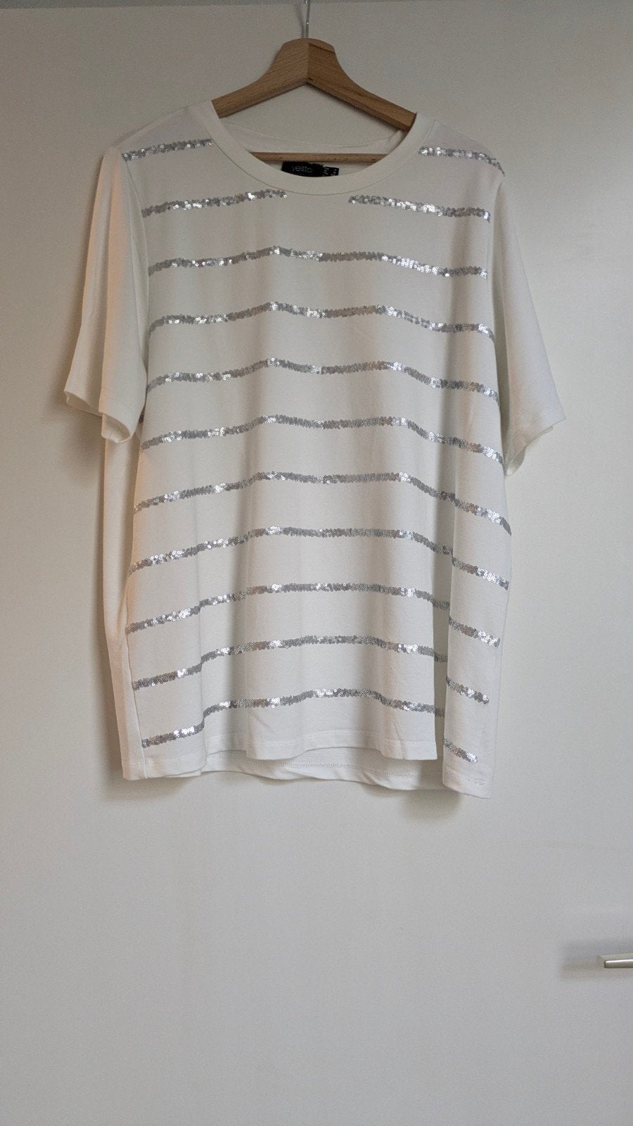 Yesta T-shirt wit met zilveren pailletten, maat 46, Kleding | Dames, T-shirts, Wit, Maat 46/48 (XL) of groter, Yesta, Ophalen of Verzenden