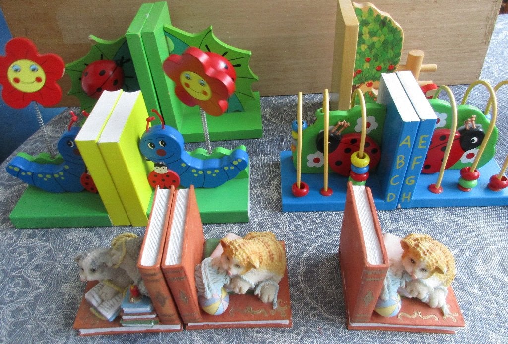 10 vrolijk gekleurde boekensteunen, Huis en Inrichting, Woonaccessoires | Wandplanken en Boekenplanken, Ophalen of Verzenden, Gebruikt