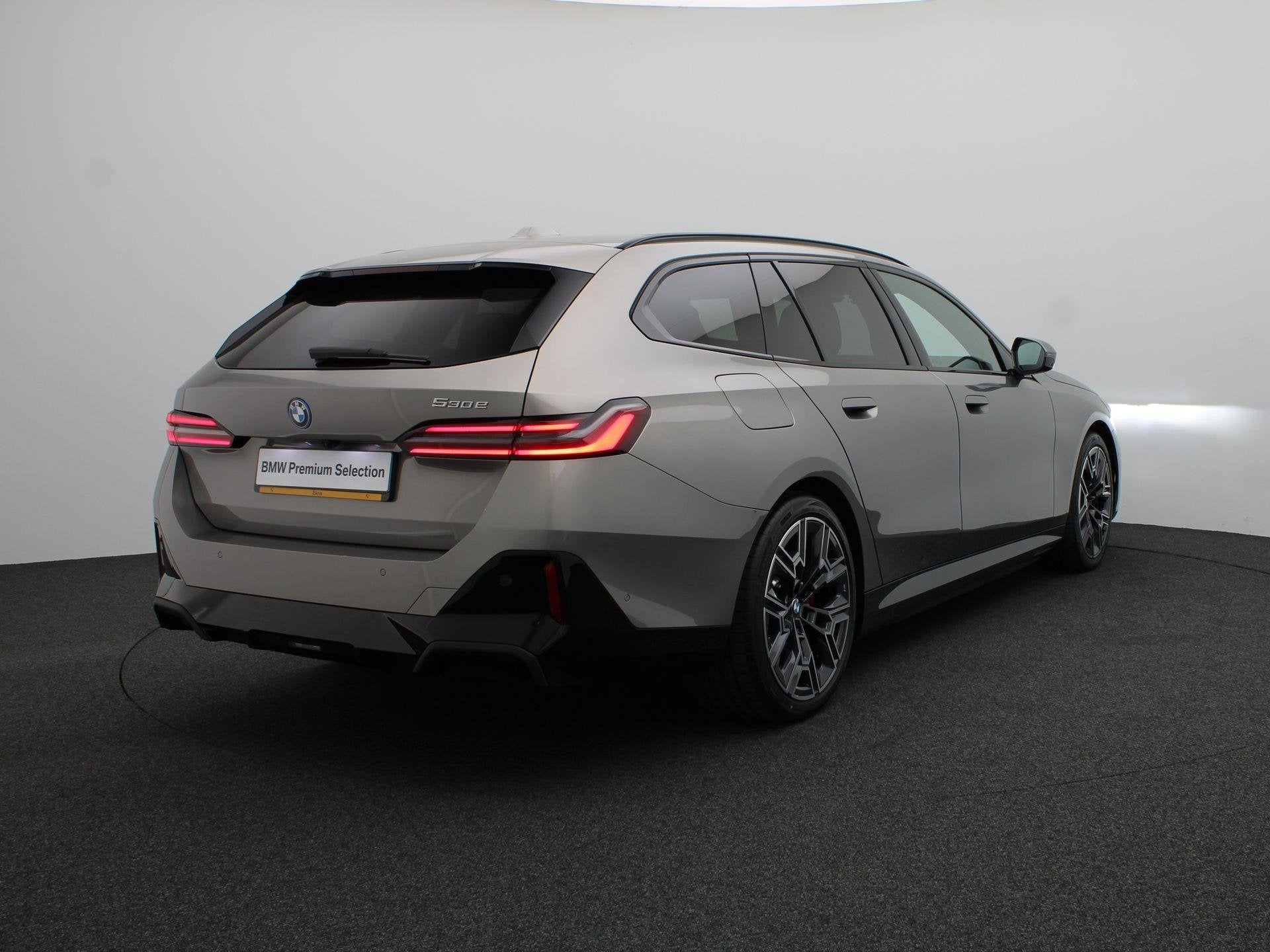 BMW 5 Serie Touring 530e M Sport Edition | Innovation Pack |, Auto's, 1998 cc, 1800 kg, 4 cilinders, Met garantie (alle)