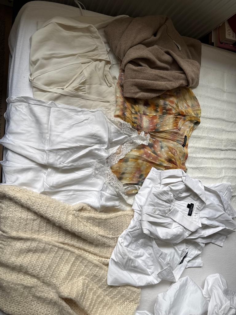 Gratis af te halen: Diverse gedragen bloesjes en meer, maat, Huis en Inrichting, Slaapkamer | Beddengoed, Ophalen, Gebruikt