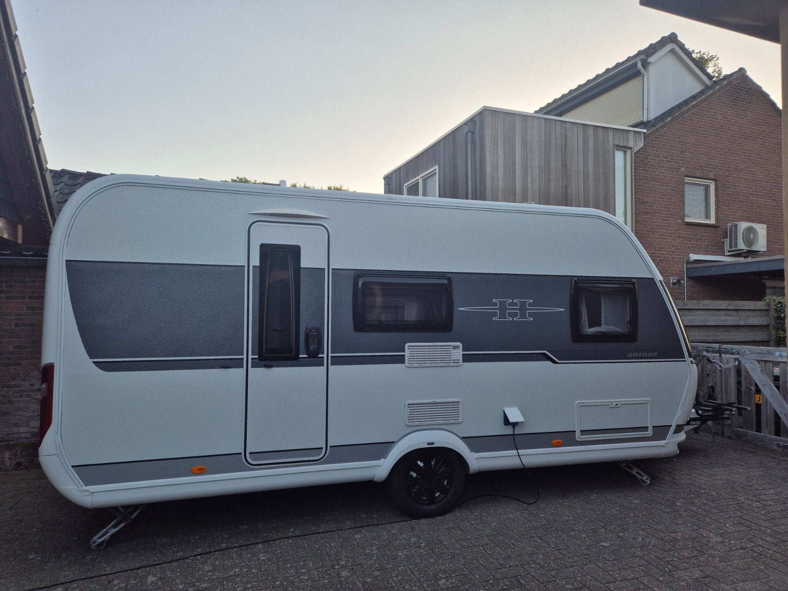 Hobby 470 KMF uit 2021 stapelbed voortent luifel, Caravans en Kamperen, Caravans, Treinzit, 5 tot 6 meter, Tot en met 6, 1250 - 1500 kg
