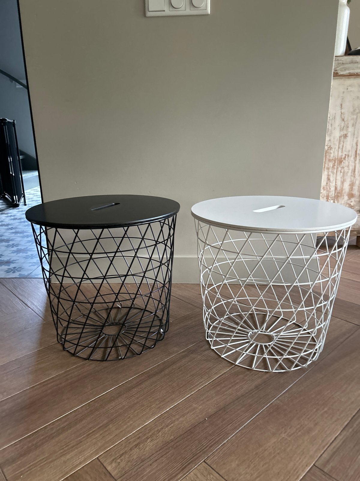 Set van 2 IKEA bijzettafels - zwart en wit, Huis en Inrichting, Ophalen, Minder dan 45 cm, Minder dan 55 cm, Gebruikt