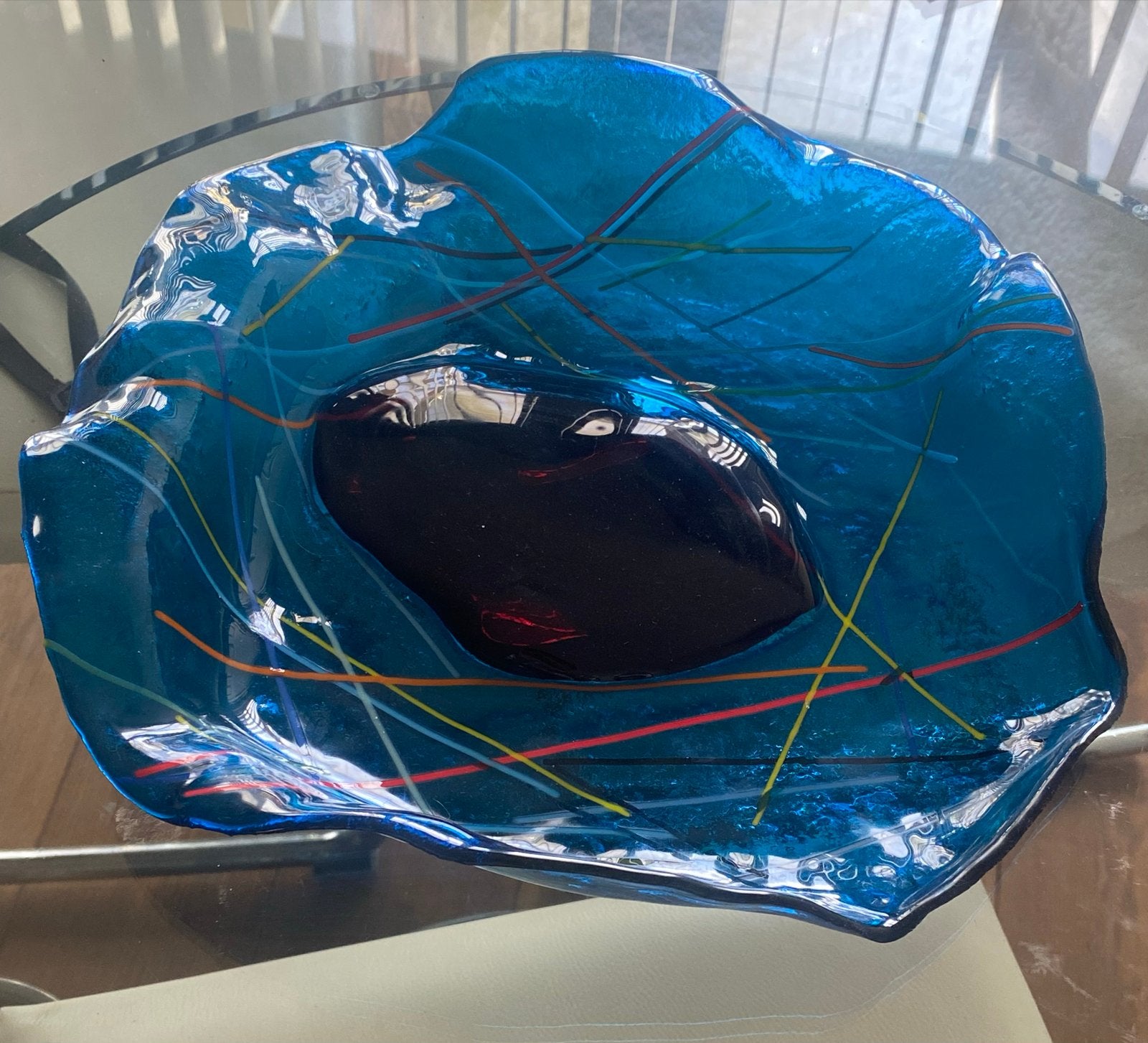 Decoratieve glazen schaal - Blauw met kleurrijke accenten, Antiek en Kunst, Antiek | Schalen, Ophalen of Verzenden