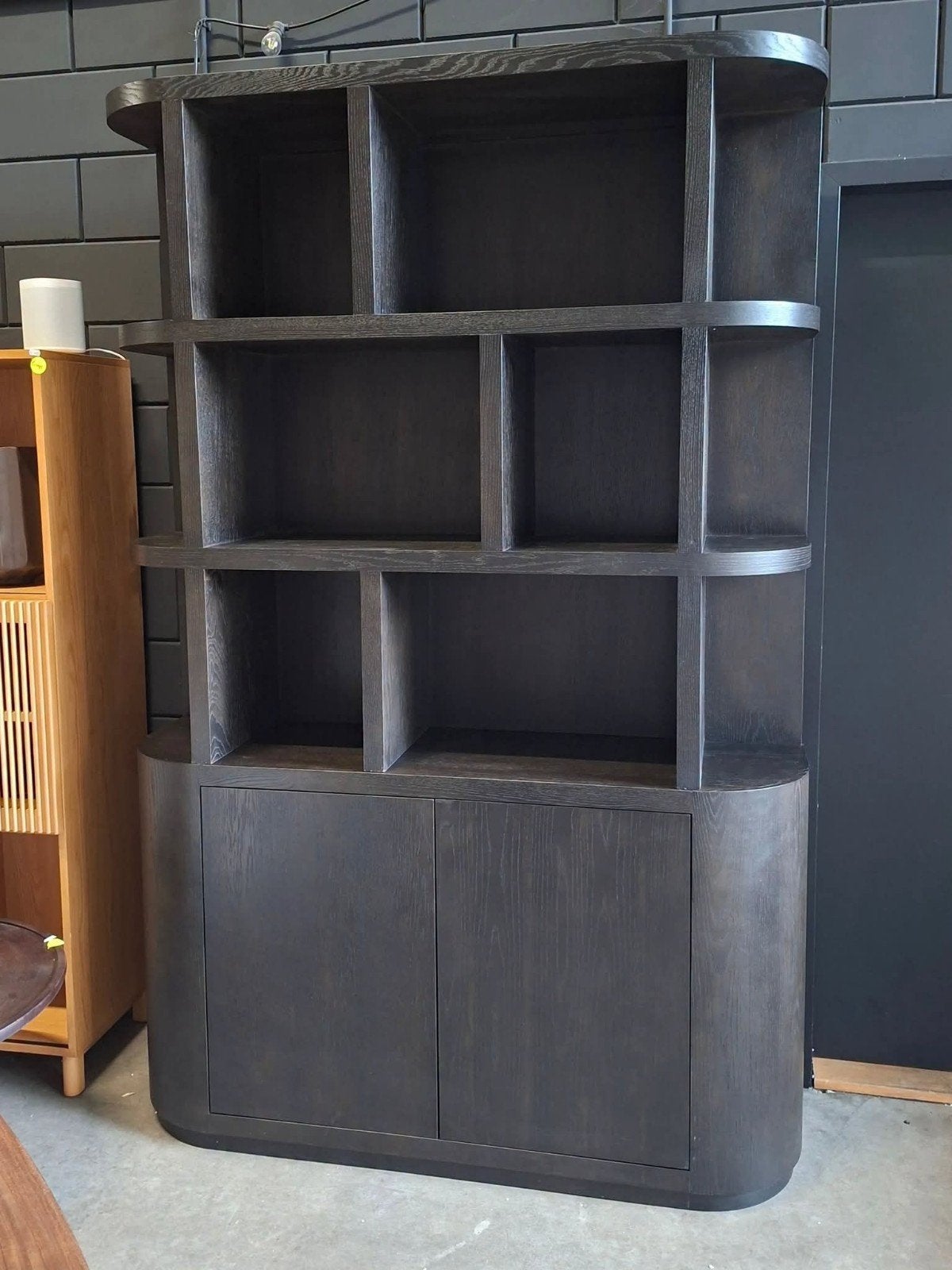 Boekenkast Novero Espresso, 145 cm van Livingfurn, Ophalen, Met deur(en), 100 tot 150 cm, 200 cm of meer