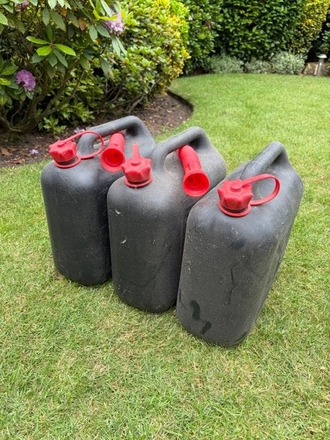 3 jerrycans van 10 liter, Ophalen