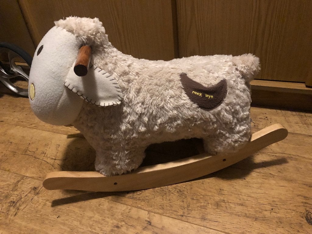 Schattig schommelschaap van RockAbye, Ophalen, Zo goed als nieuw