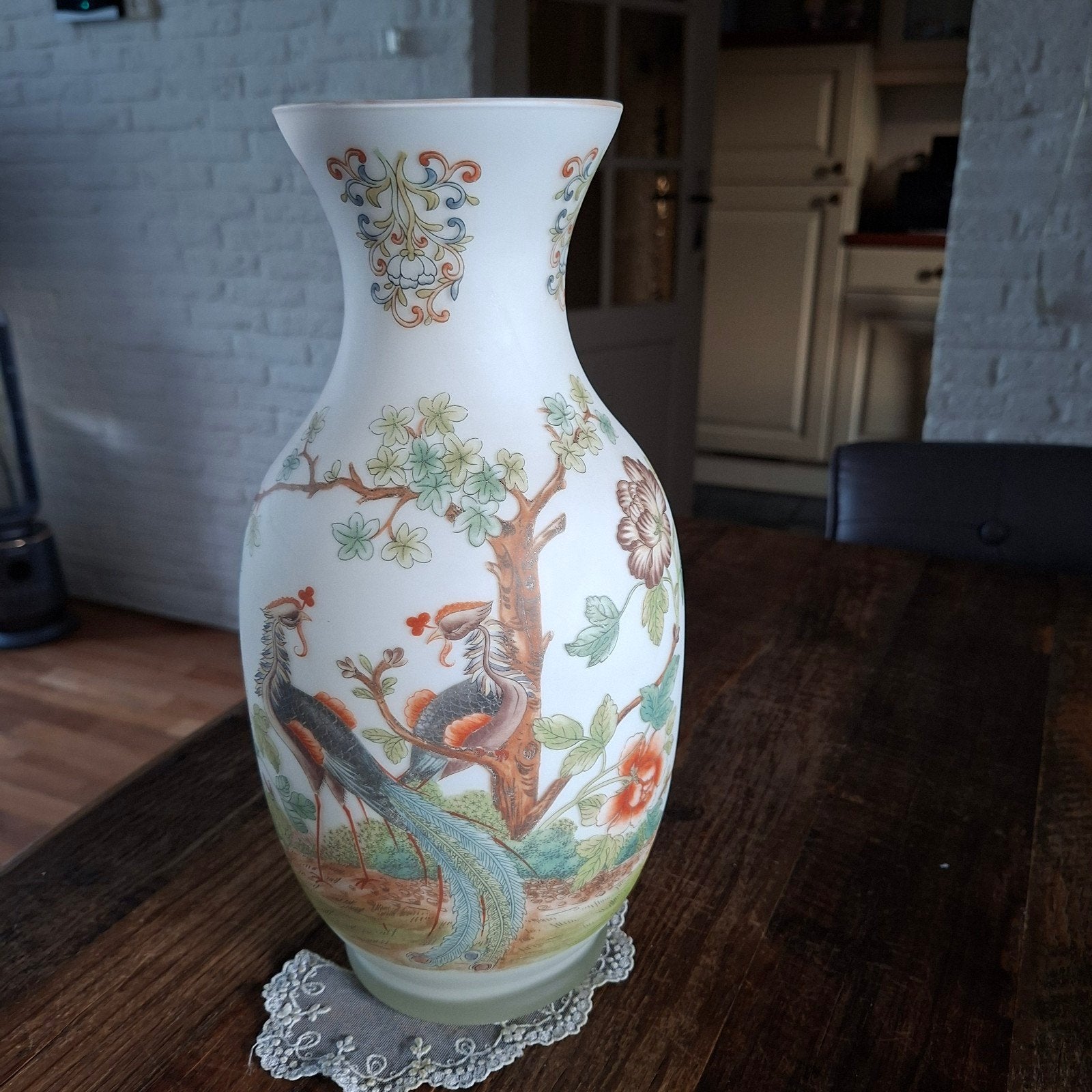 Antieke Chinese Vaas Melkglas Handgeschilderd   33 cm groot, Antiek en Kunst, Ophalen of Verzenden
