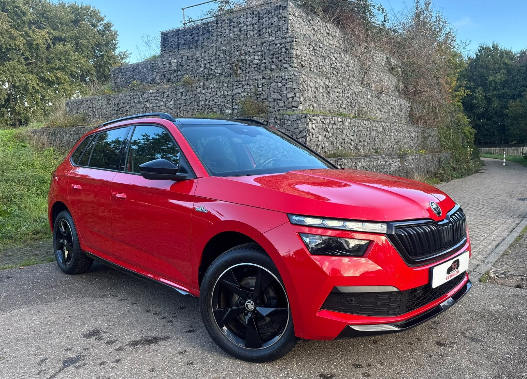 Skoda KAMIQ 1.0 TSI Monte Carlo Pano CarPlay Stoelverw Trekh, Auto's, Dealer onderhouden, Stof, Gebruikt, Euro 6