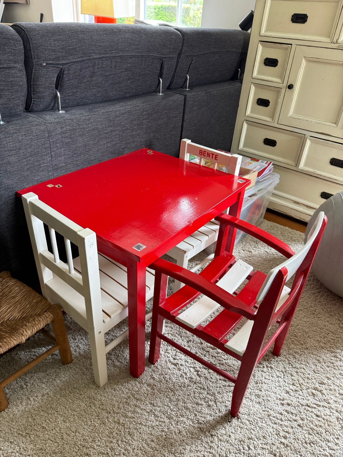 Rood kinder tafeltje met drie stoeltjes, Ophalen, Gebruikt, Tafel(s) en Stoel(en)