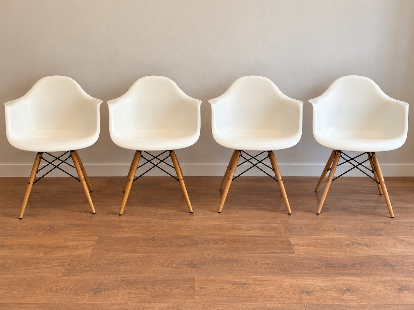 Set van 4 Witte Eames DSW stoelen met houten onderstel, Ophalen, Gebruikt, Wit, Vier
