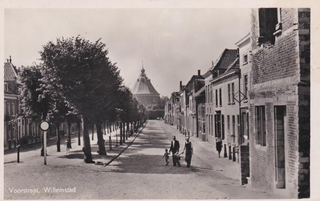 GA1443 Willemstad Voorstraat Dinteloord Klundert 1952, Verzamelen, Verzenden, 1940 tot 1960, Gelopen, Noord-Brabant