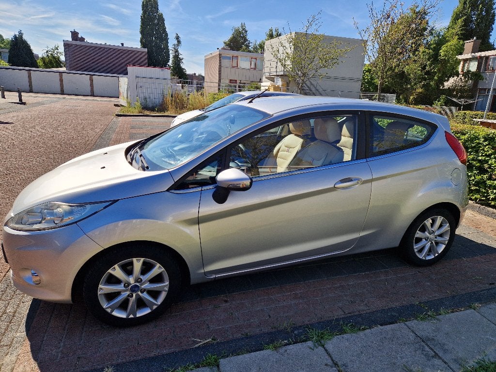 Ford Fiësta 1.25 60KW  €2000, Auto's, Voorwielaandrijving, 600 kg, Origineel Nederlands, Handgeschakeld