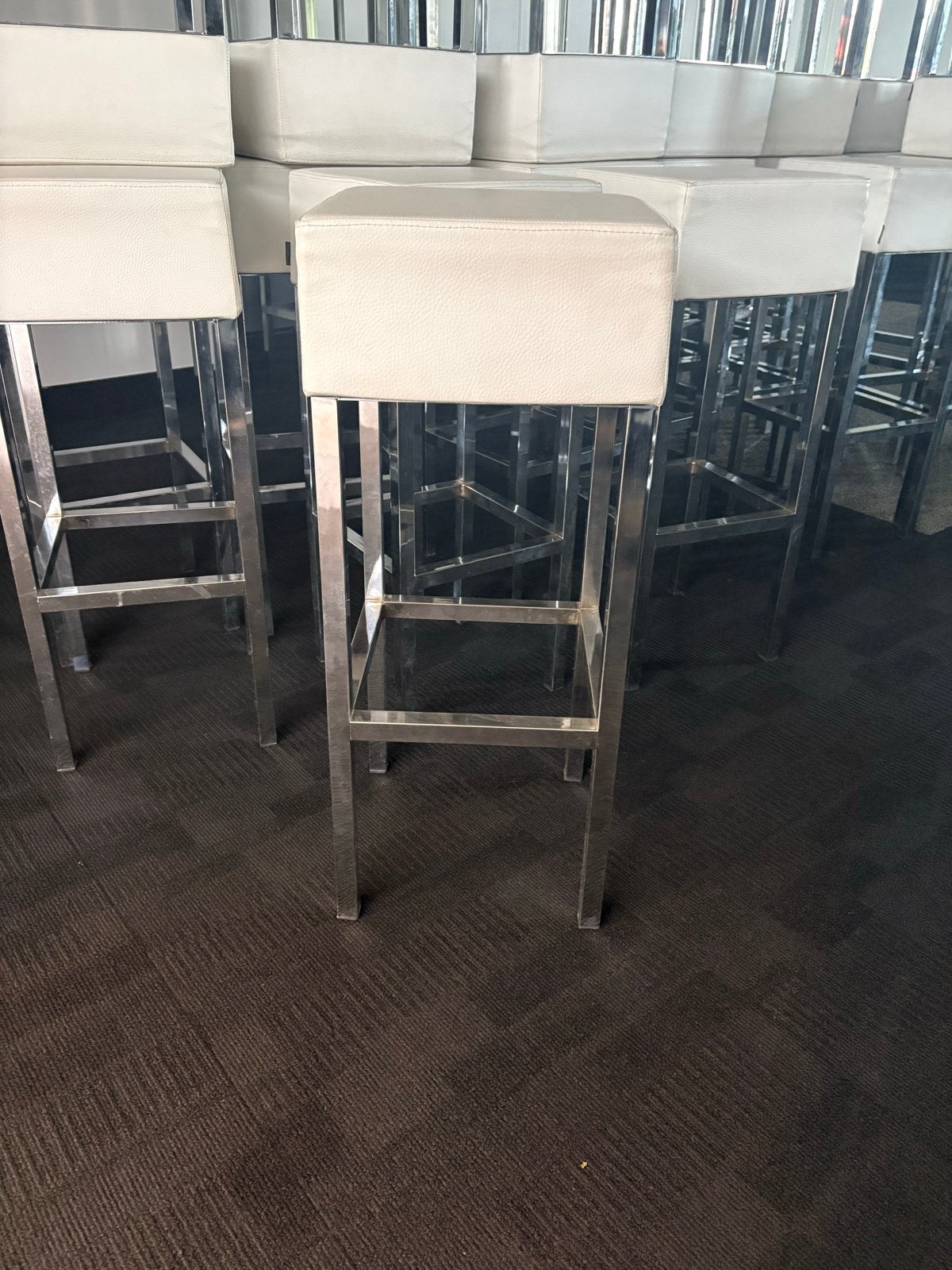 Set van 36 Witte Barstoelen met Chromen Frame, Huis en Inrichting, Barkrukken, Ophalen, Kunststof, In hoogte verstelbaar, 90 cm of meer