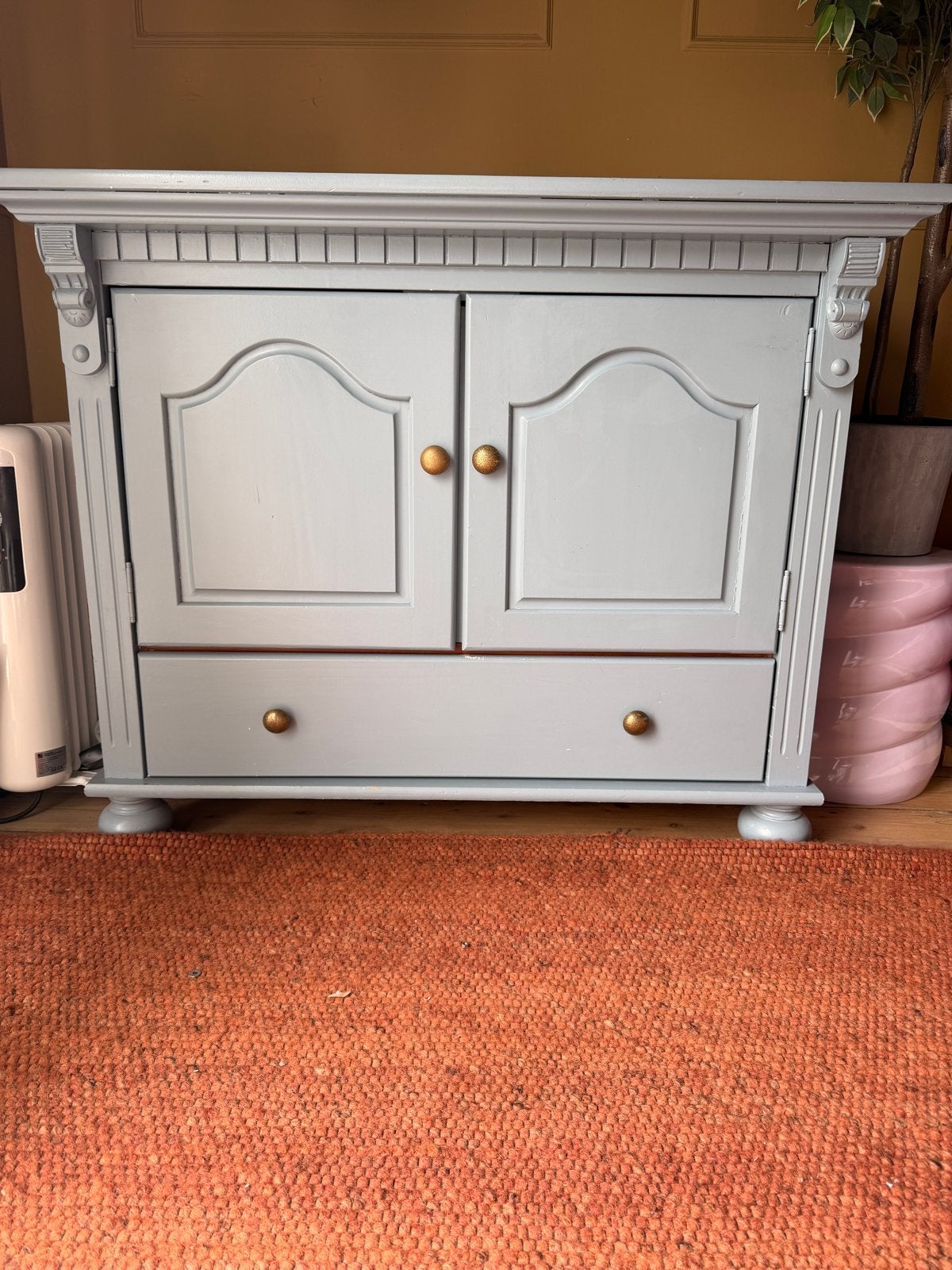 Charmant blauw kastje/commode met lade en gouden knoppen, Ophalen, Gebruikt
