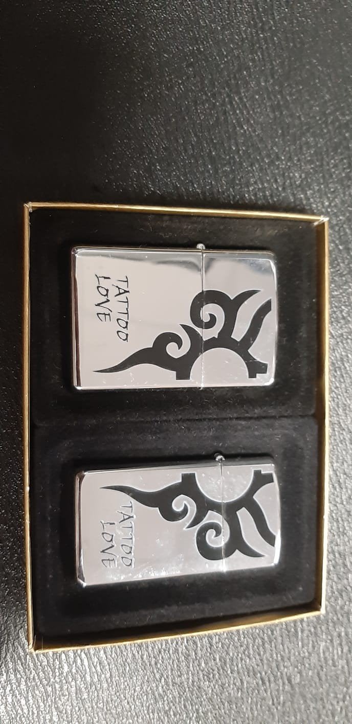 Set van 2 Zippo aanstekers met 'Tattoo Love' design, Ophalen of Verzenden, Nieuw, Aansteker