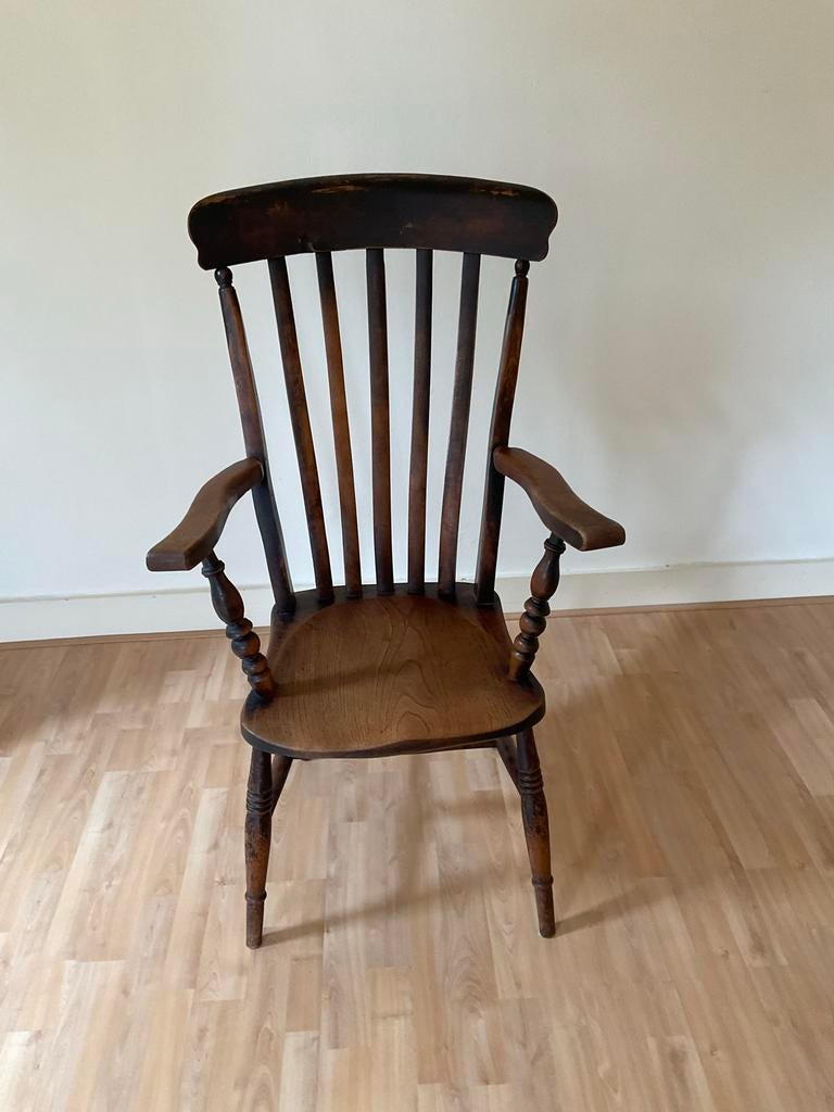 Antieke houten stoel met armleuningen, Ophalen