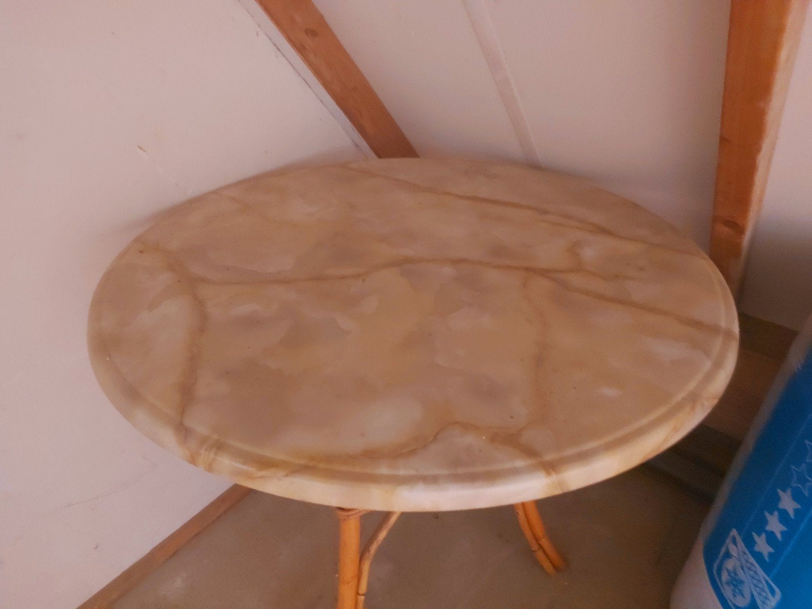 Tafel van rotan met natuursteen look blad, Huis en Inrichting, Tafels | Bijzettafels, Ophalen of Verzenden, Rond, Minder dan 55 cm