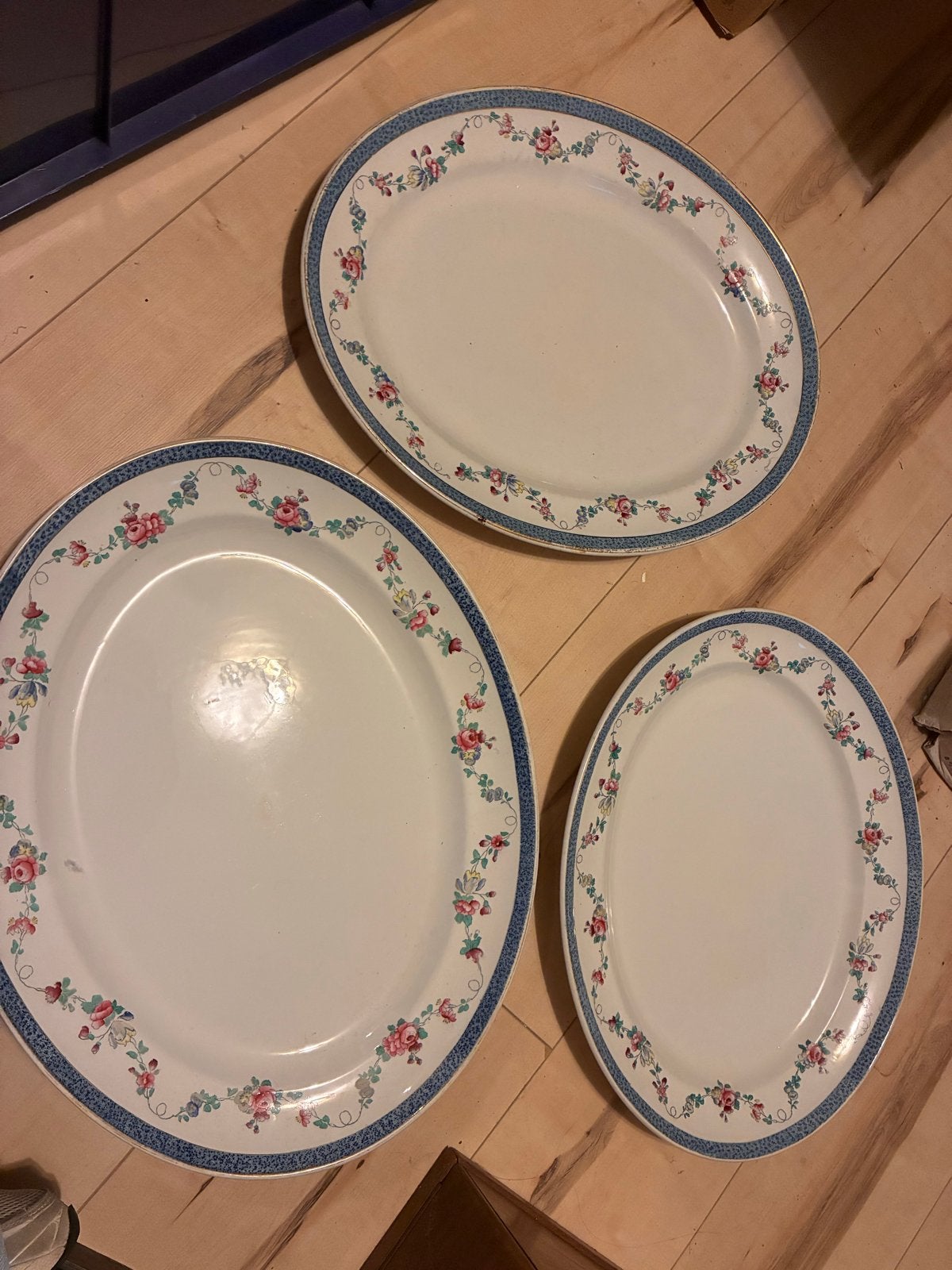 Set van 3 ovale serveerschalen en 1 bord. Losol ware Bristol, Ophalen