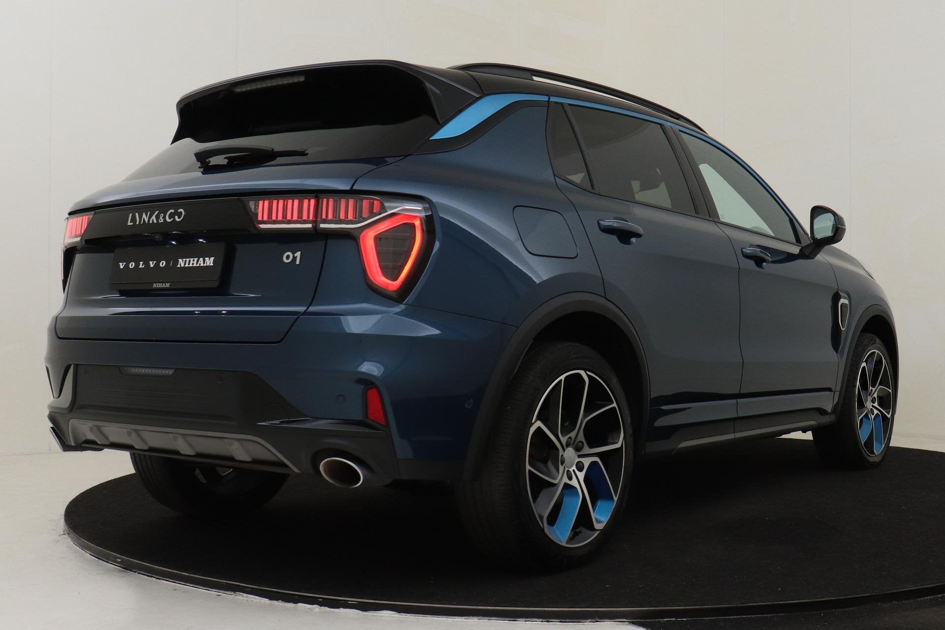 Lynk & Co 01 1.5 PHEV -PANO.DAK|ELEK.STOEL|HARMANINFINITY|36, Auto's, 12 maanden, Stof, Euro 6, Blauw