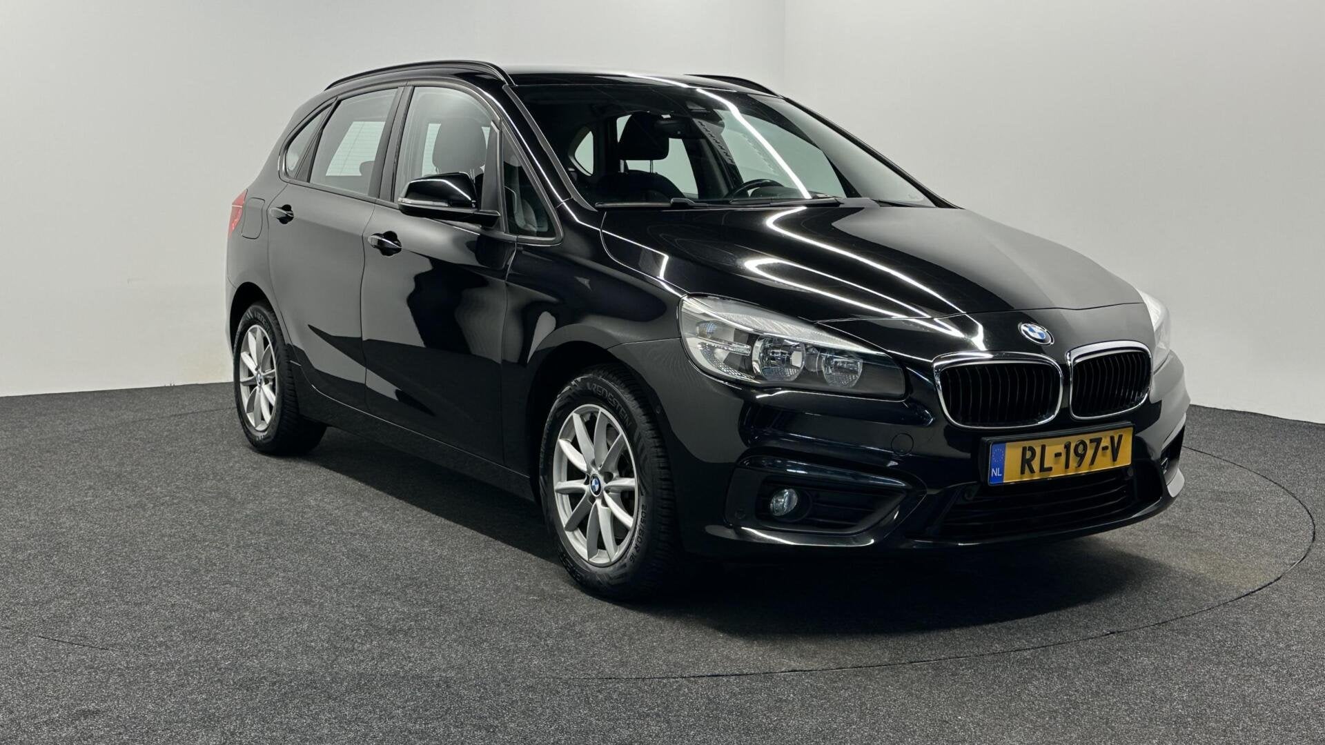 BMW 2-serie Active Tourer 218i Luxury AUTOMAAT CRUISE, Auto's, Gebruikt, Euro 6, Met garantie (alle), Zwart