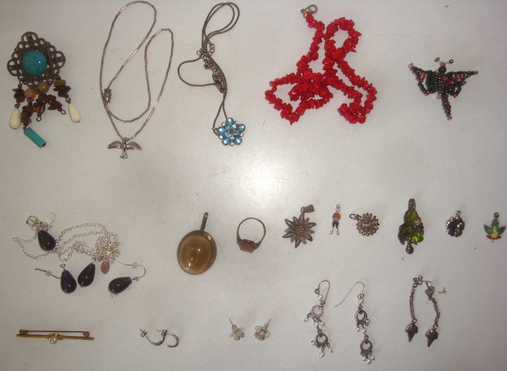 Een lot van allerlei sieraden: oorbellen, hangers, broches, Ophalen of Verzenden, Overige materialen, Overige typen